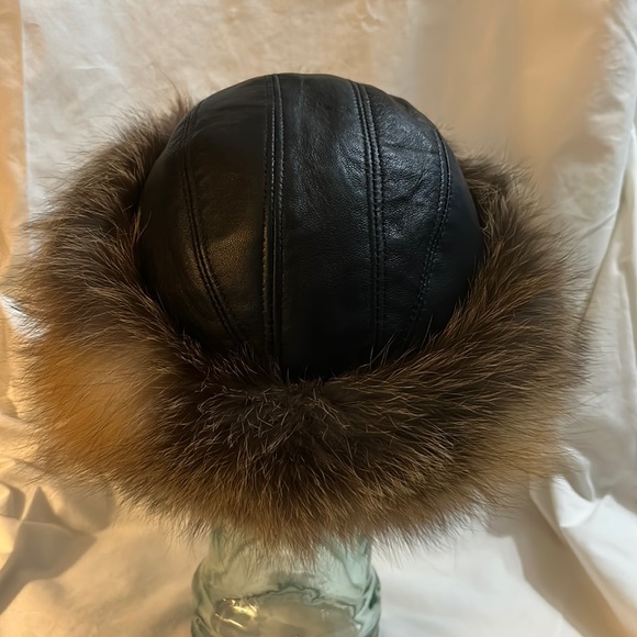 Mitchie’s Matchings Aspen Black Leather Hat w/Fox Fur Trim EUC - Picture 3 of 7